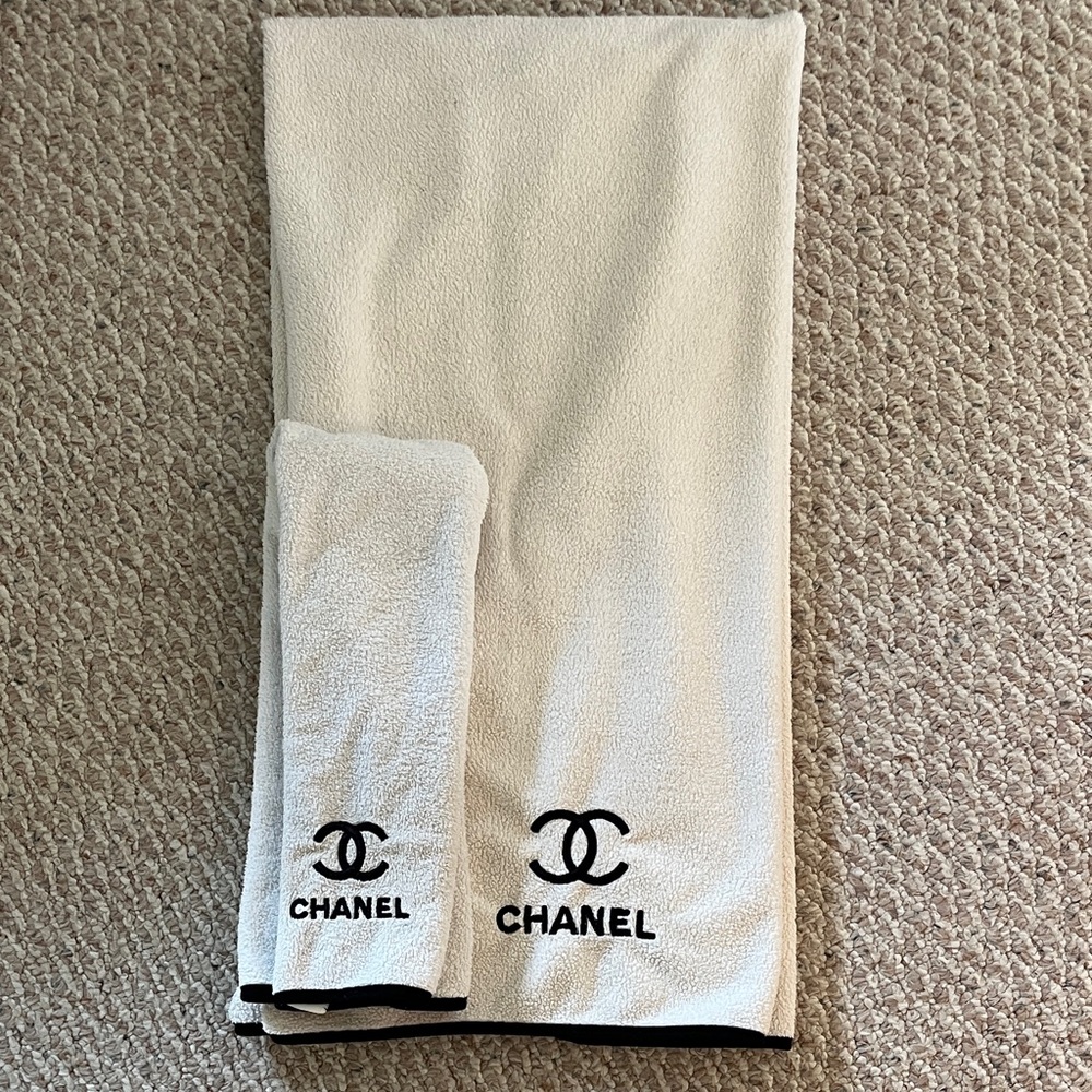 CHANEL Cream and Black Logo Towel Set